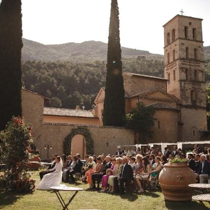Photo of a wedding in the garden at Abbazia San Pietri in Vale. This is in Umbria in Italy.